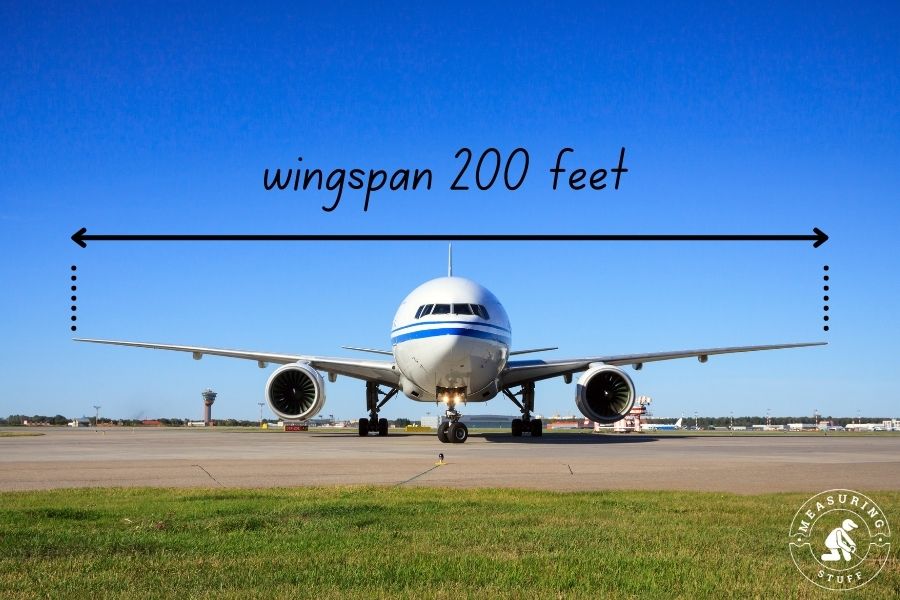 aircraft wingspan 200 feet