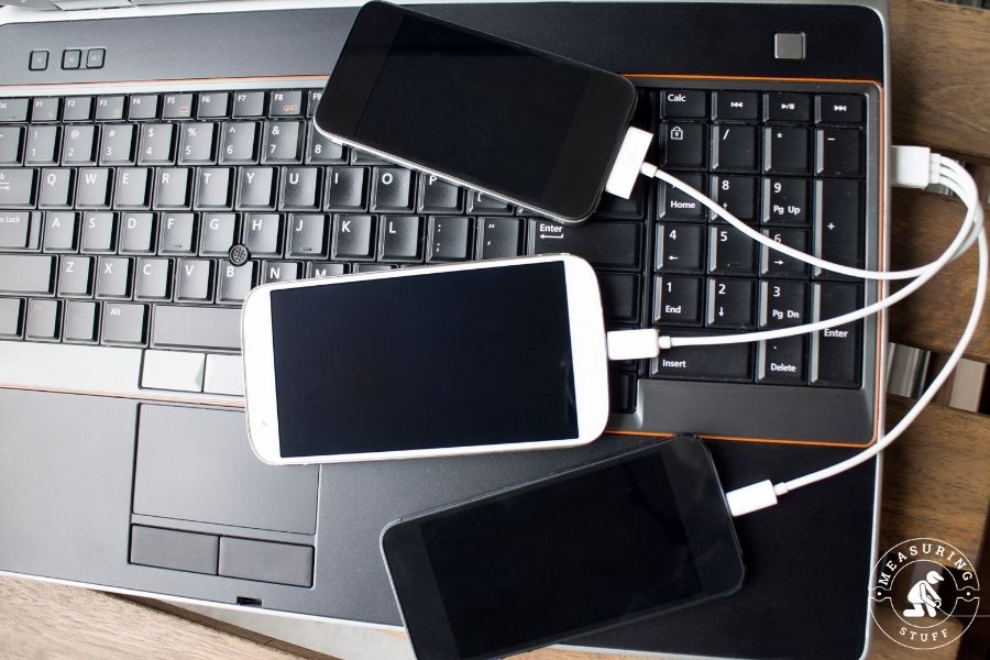 iphones plugged into laptop