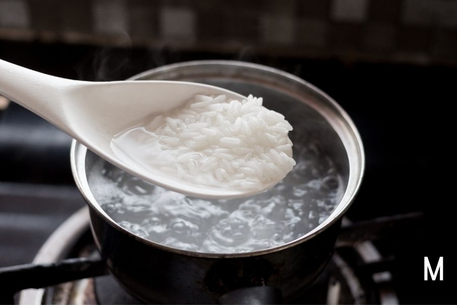 rice in pot of water