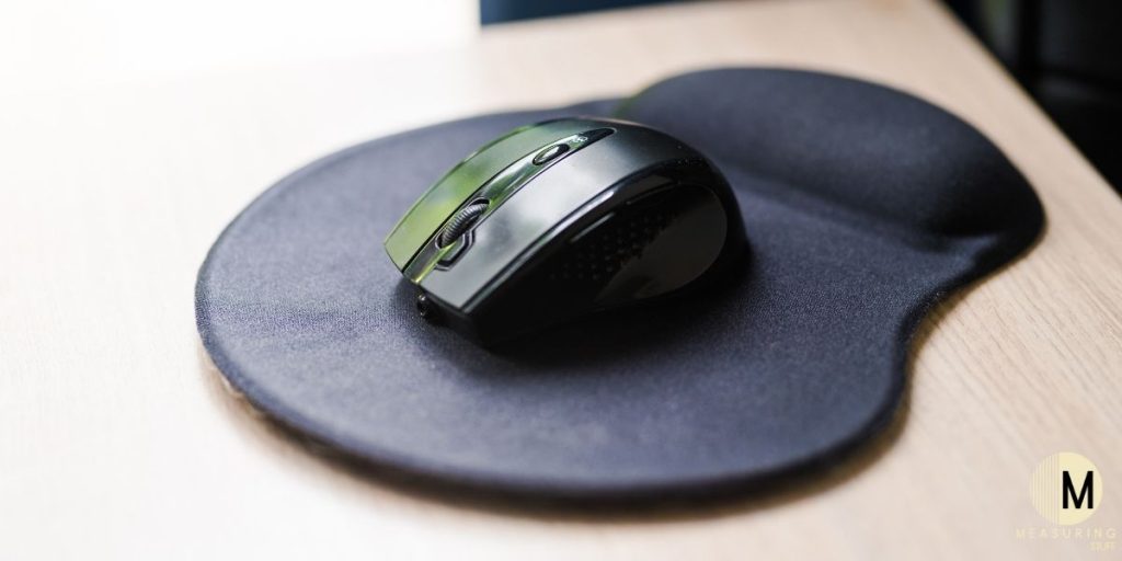black mosepad and mouse with wrist padding