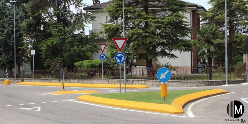 yellow curbs at an intersection