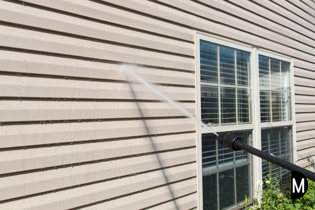 pressure washing vinyl siding with windows