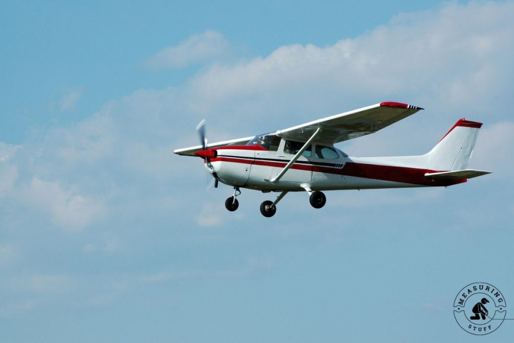 cessna 172 airplane in flight