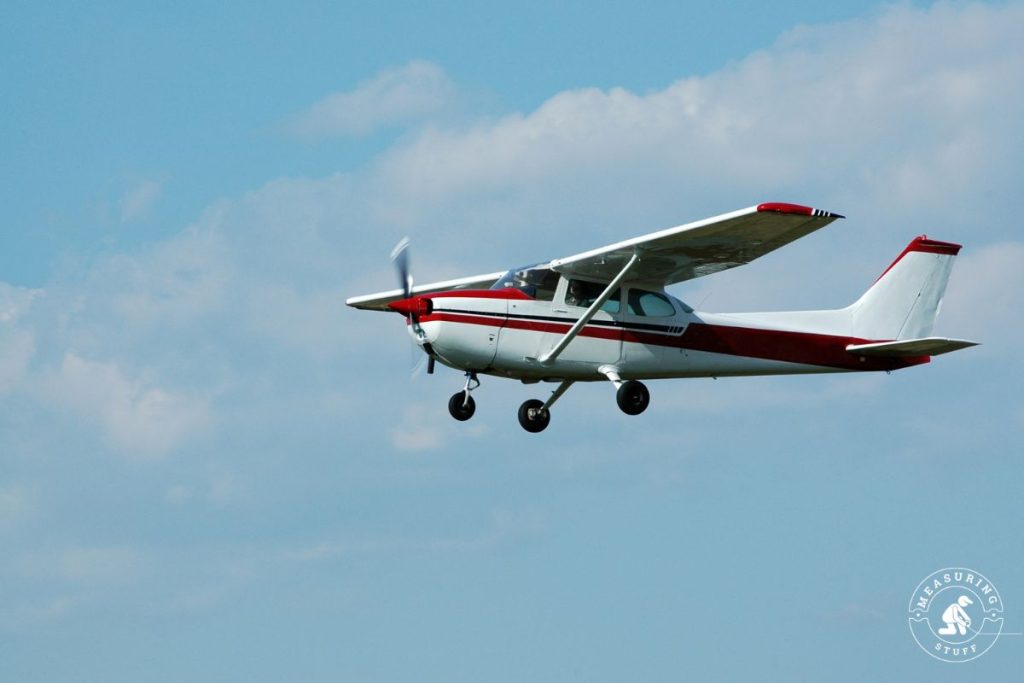 cessna c-172 aircraft in flight