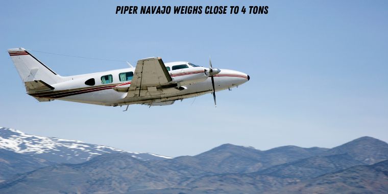piper navajo airplane in flight