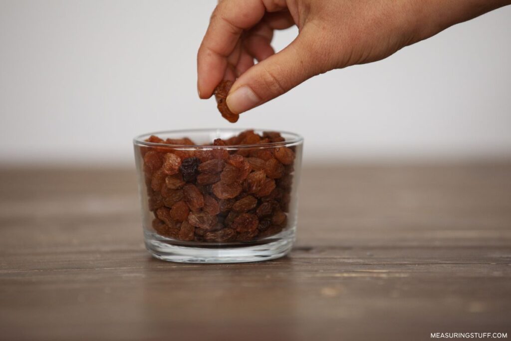 raisins in a bowl used to reference how much half a gram weighs