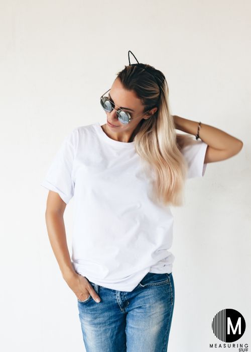 woman wearing loose tshirt